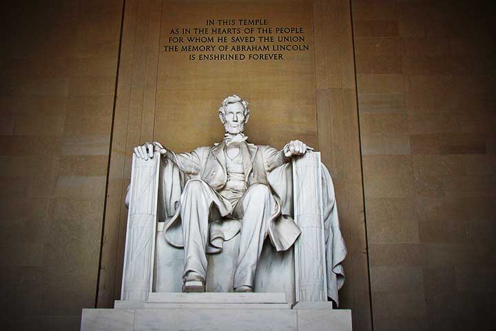 Nos Estados Unidos, o Lincoln Memorial, inaugurado em 1922 em Washington, é revestido de mármore, homenageando o ex-presidente Abraham Lincoln