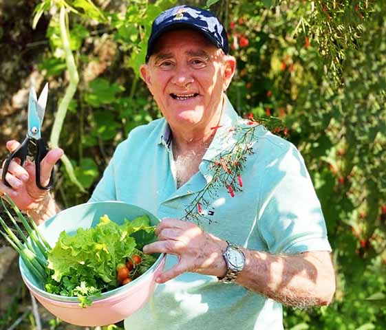 Renato Aragão - Ingressou nesse seleto grupo ao completar 90 anos no dia 13/1/2025. Ator, comediante, roteirista, apresentado e filantropo cearense, também é formado em Direito. Mas escolheu a carreira artística. 