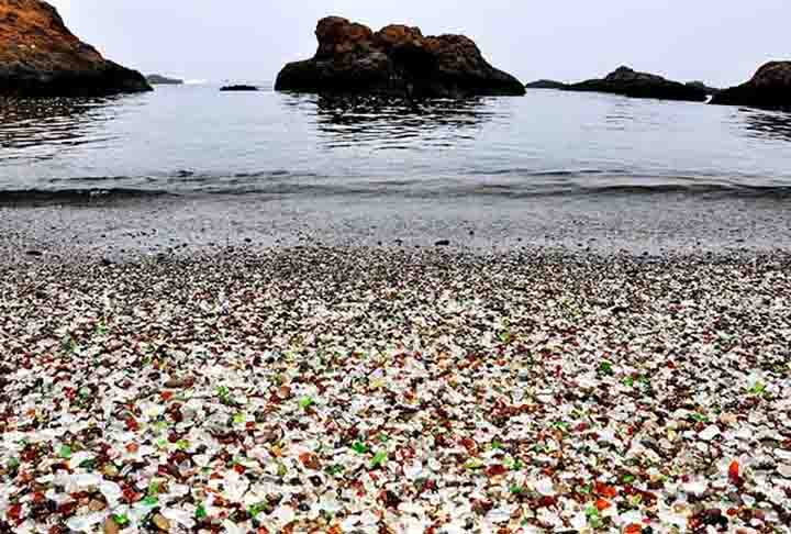 Praia de Glass Beach – Fort Bragg, Califórnia, EUA - Destaque pelas "areias" coloridas feitas de pedaços de vidro marinho desgastado, restos de antigos despejos de lixo transformados pela ação do mar.