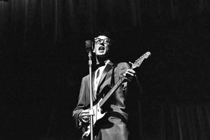 No entanto, no final de 1958, Holly decidiu seguir carreira solo e se mudar para Nova York, onde passou a trabalhar de forma independente, gravando novas músicas, algumas delas mais intimistas, como 