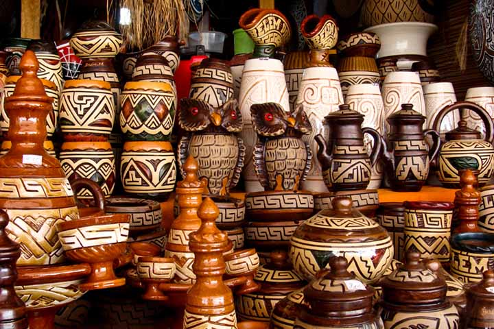 A cerÃ¢mica tambÃ©m tem grande relevÃ¢ncia no Brasil, refletindo a diversidade cultural e a histÃ³ria do paÃ­s, com influÃªncias indÃ­genas, africanas e europeias. Muitas regiÃµes preservam tradiÃ§Ãµes e tÃ©cnicas milenares, aplicando-as tanto em utensÃ­lios cotidianos quanto em obras artÃ­sticas. .
