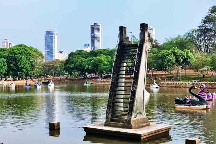 Lago das Rosas: Criado em 1941, o parque é um dos mais antigos da cidade e localiza-se no setor Oeste. Além de sua vasta área verde, possui trilhas para caminhadas e um belo lago para pedalinhos. Com uma média de 10 mil visitantes mensais, é ideal para passeios familiares.- Reprodução de Youtube