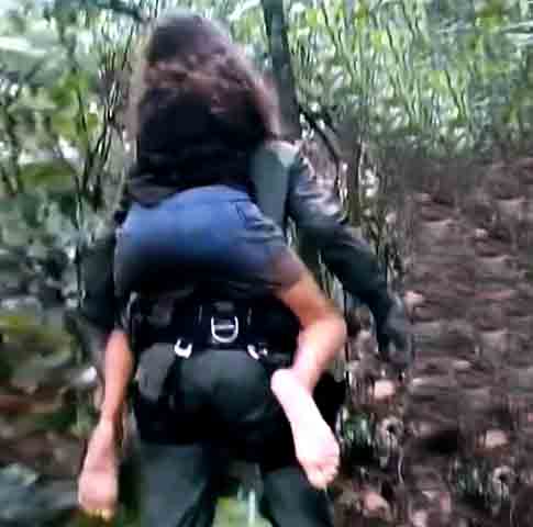 Segundo a capitão da Polícia Miltar Larissa Fidelis, o piloto e a menina passaram a noite abrigados sob um guarda-chuva, fora da aeronave.
