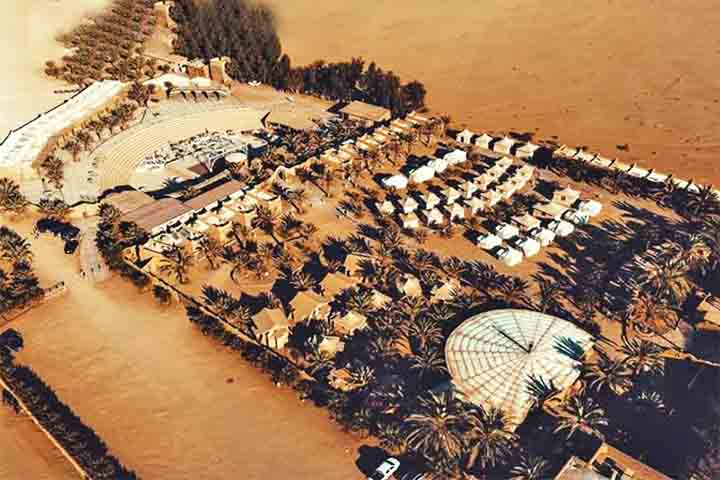 Com 200 quartos, o resort proporciona uma experiência autêntica, permitindo aos visitantes contemplar as impressionantes formações rochosas que pontuam a paisagem árida da região.