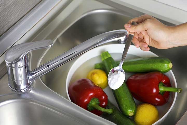 Higienização de alimentos: o bicarbonato de sódio também é eficaz na limpeza de frutas e hortaliças. Ao dissolver 1 colher de sopa de bicarbonato em 1 litro de água e deixar os alimentos de molho por 15 minutos, é possível remover resíduos de pesticidas, sujeira e até alguns microrganismos presentes nas cascas.