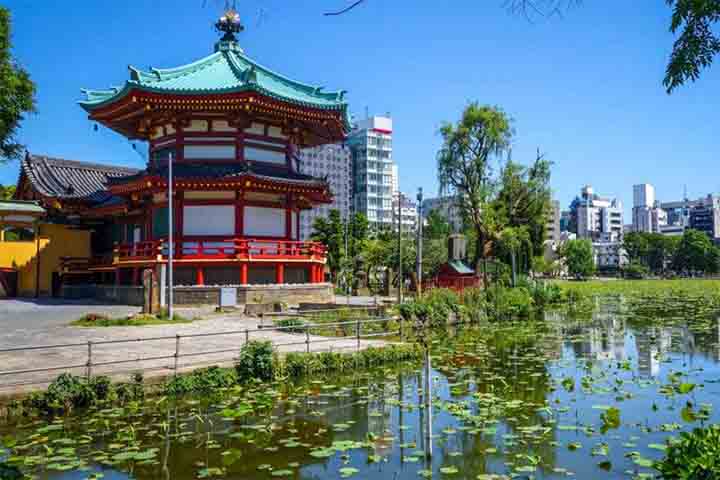 <p>Tóquio, Japão – O coreto do Ueno Park foi construído no século XIX e ainda abriga performances musicais e festivais tradicionais japoneses, especialmente na primavera.</p>
