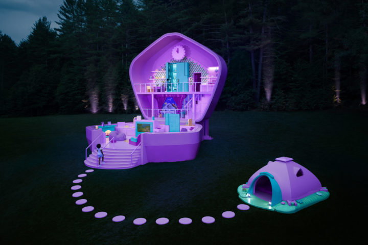 Iniciativas retrô, como a casa da Polly Pocket no Airbnb, também estão em alta. Esse movimento sugere uma busca por conforto e escapismo diante das incertezas do mundo atual.-divulgação/airbnb