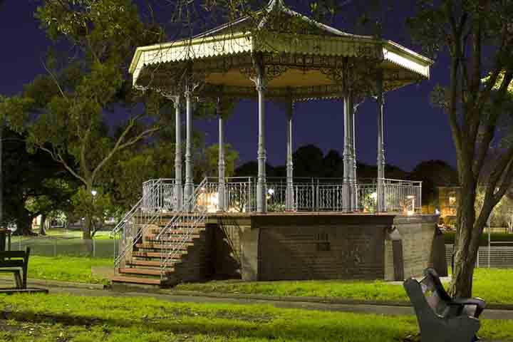 <p>Sydney, Austrália – O coreto do Hyde Park foi inaugurado em 1927 e é utilizado para festivais culturais e concertos ao ar livre, sendo um dos espaços mais frequentados da cidade.</p>
