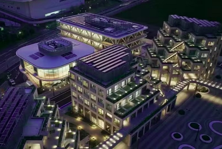 Com uma área superior a 48.500 m², a cidade é descrita como um 