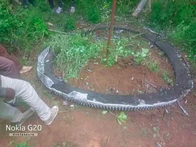 Lixo espacial de meia tonelada cai em vila no Quênia e assusta moradores