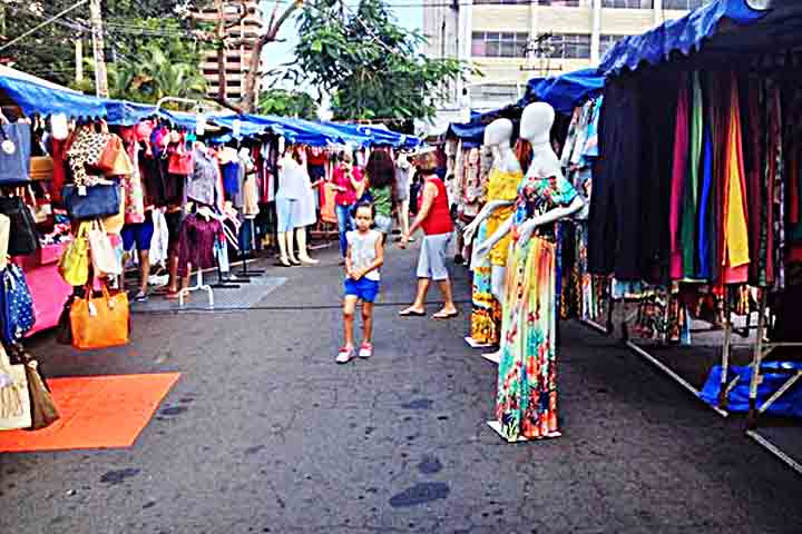 Feira do Sol: Criada na década de 1990, essa feira ao ar livre é realizada aos domingos na Praça do Sol, no Setor Oeste. É famosa pelo artesanato local, roupas e joias artesanais. Com cerca de 8 mil visitantes semanais, é um ponto importante da cultura local.-- Reprodução de Youtube