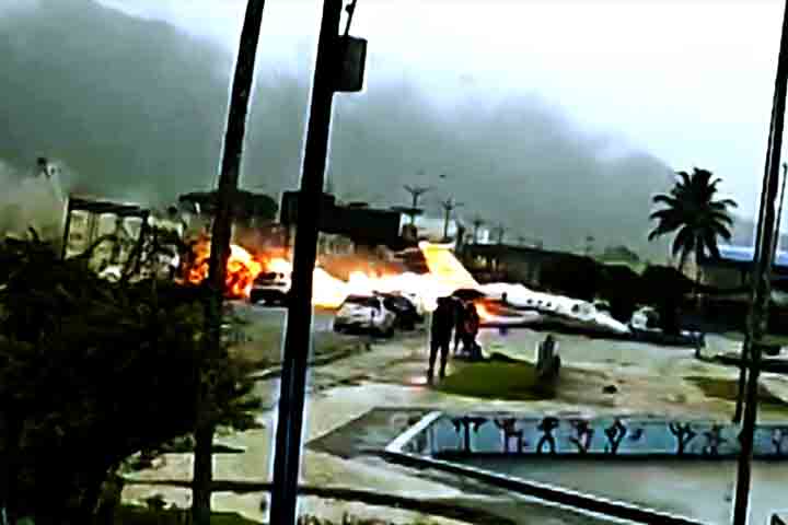 Imagens de uma câmera de segurança mostraram o momento em que a aeronave passou da pista molhada em alta velocidade e acabou explodindo. Chovia na hora do ocorrido. O voo partiu do Aeroporto Municipal de Mineiros, em Goiás, de acordo com a Rede Voa, concessionária que administra o aeroporto de Ubatuba.