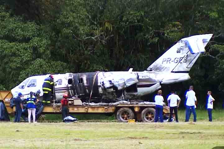 Fabricada em 2008 pela Cessna Aircraft, a aeronave tinha capacidade para oito pessoas. O Cenipa (Centro de Investigação e Prevenção de Acidentes Aeronáuticos) recolheu os destroços para perícia como parte das investigações para apurar as causas do acidente.