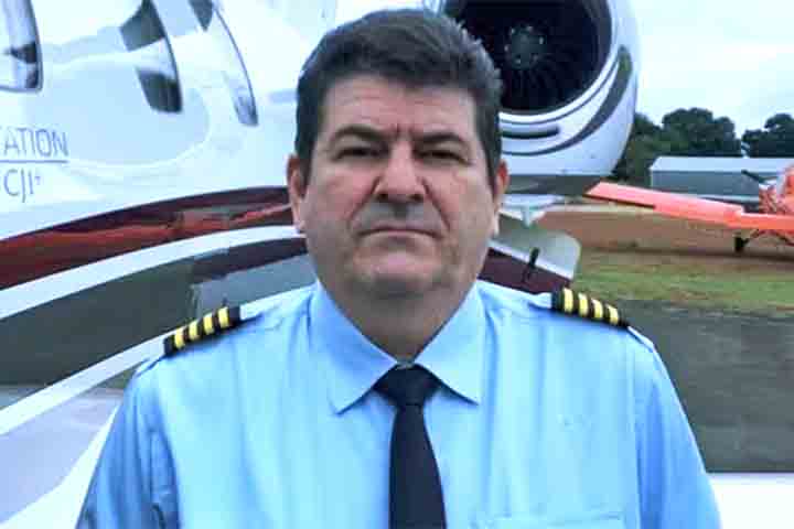 O piloto Paulo Seghetto, 55, ficou preso às ferragens e acabou morrendo no local, enquanto os quatro passageiros foram resgatados com vida. Uma pessoa que estava no calçadão da praia sofreu ferimentos quando tentava correr.
