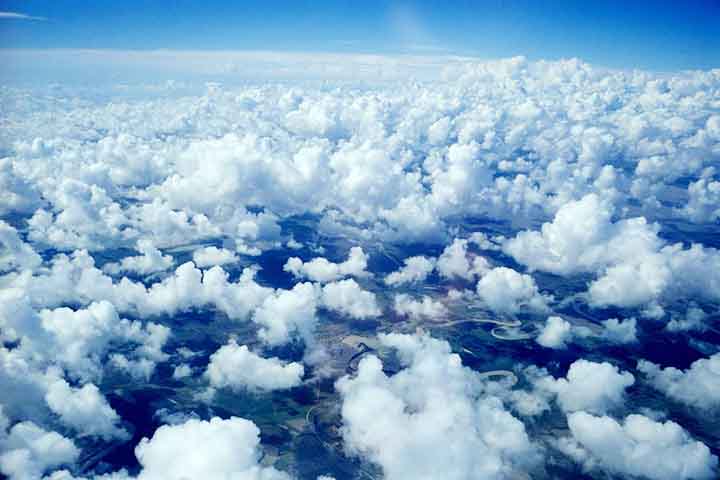 Cúmulos - São nuvens brancas e fofas, com bases planas e topos que se desenvolvem verticalmente. Parecem 