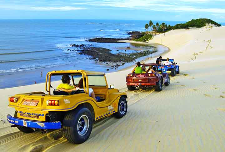 Praia de Genipabu – Extremoz, Rio Grande do Norte - Rodeada por dunas de areia fina e amarelada, é famosa pelo "safari" de buggy e as belas vistas das lagoas próximas. A areia mistura-se ao vento, criando paisagens em constante mudança.