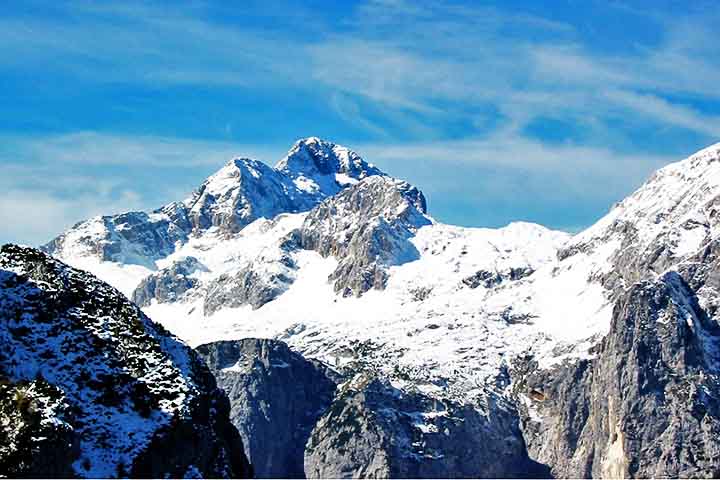 O país é formado por extensas montanhas e também um pequeno trecho litorâneo banhado pelo Mar Adriático. 
