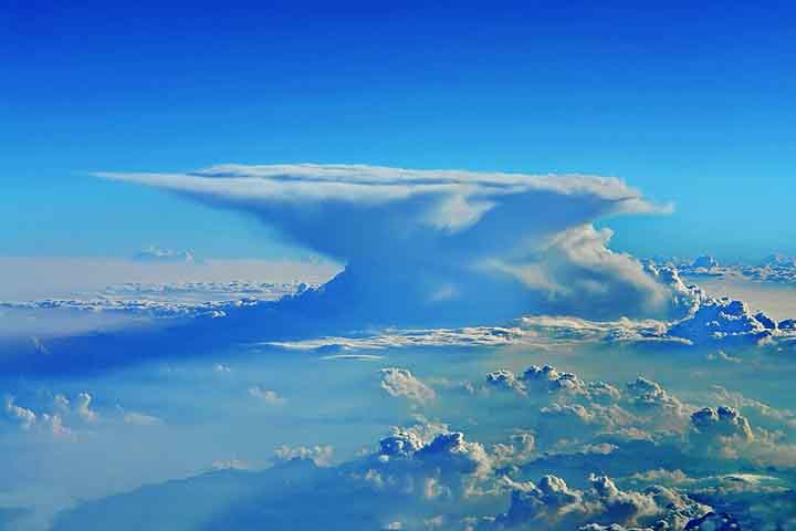 Cumulonimbus - São nuvens de grande desenvolvimento vertical, parecendo 