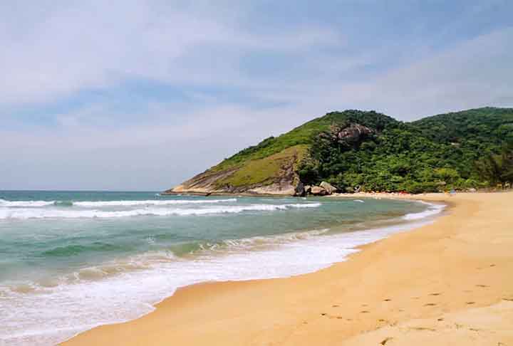 Praia de Grumari â?? Rio de Janeiro, Rio de Janeiro - Em Ã¡rea de proteÃ§Ã£o ambiental, sua areia Ã© fina, de coloraÃ§Ã£o clara, e rica em minerais provenientes das formaÃ§Ãµes rochosas da regiÃ£o. O local Ã© um refÃºgio de natureza preservada.