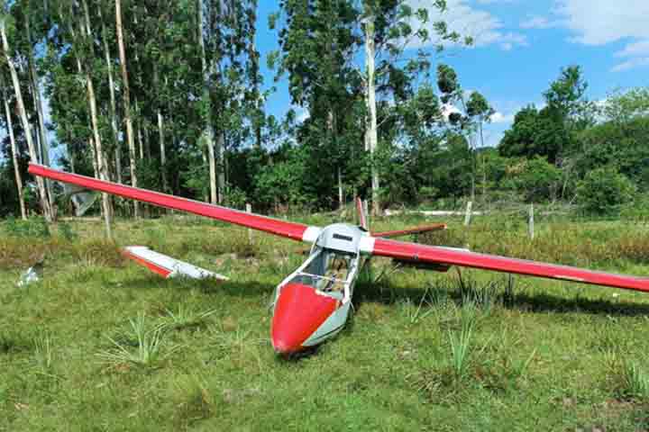 Outra cidade gaúcha foi cenário de uma queda de aeronave de pequeno porte em 11/1. O avião, que servia a uma aula de voo, chocou-se com uma árvore de eucalipto em Montenegro, distante cerca de 60 km da capital Porto Alegre.

