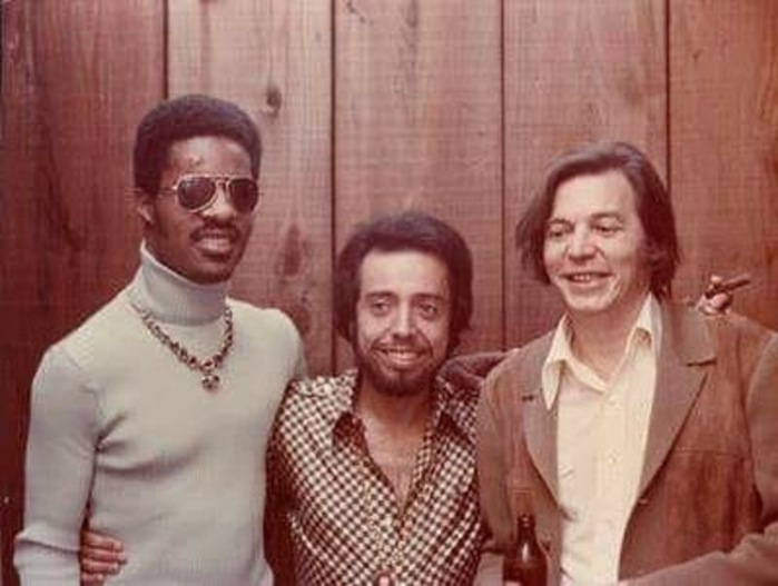Jobim escreveu muitas das canÃ§Ãµes do disco que se tornou um dos Ã¡lbuns de jazz mais vendidos de todos os tempos, e transformou Astrud Gilberto, que cantou em 