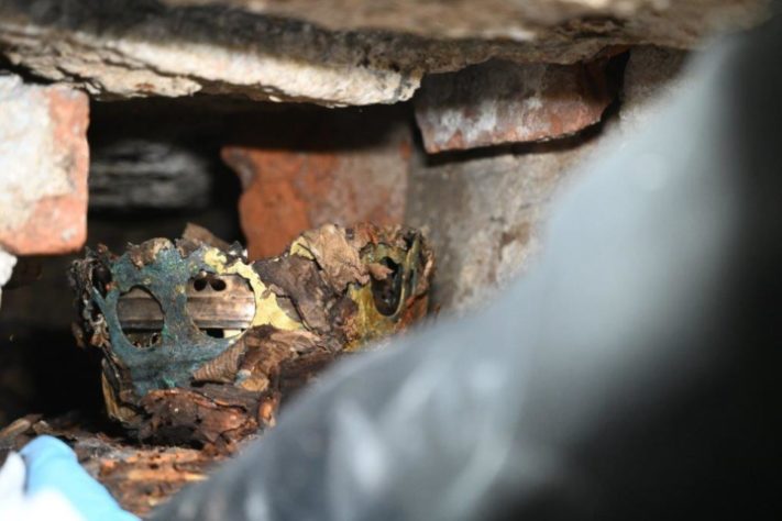Artefatos funerários reais do século 16 são encontrados dentro de parede de catedral da Lituânia
