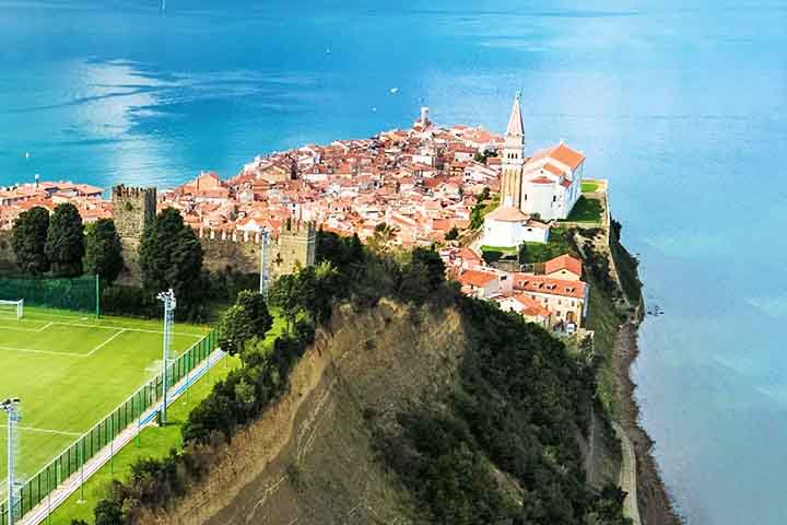 Entre os pontos turÃ­sticos mais famosos da EslovÃªnia estÃ£o a Caverna de Postojna (habitat de salamandras), o Lago Bled e a cidade de Piran.

