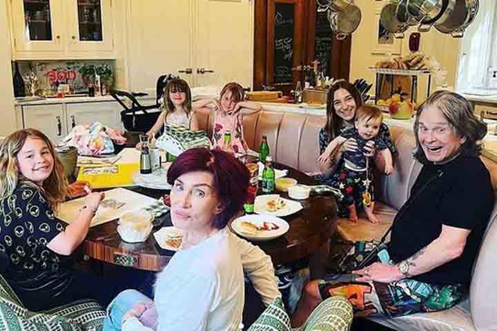 Mesmo assim, Ozzy aceitou participar de outro reality. Trata-se de Home to Roost, que mostra a famÃ­lia voltando para o Reino Unido, onde o cantor disse que gostaria de passar seus Ãºltimos anos de vida.-DivulgaÃ§Ã£o