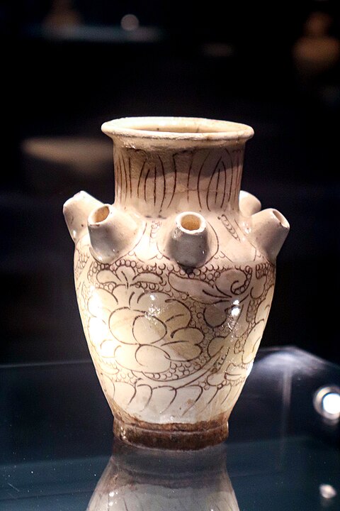 Durante a Idade Média, porcelanas chinesas eram altamente cobiçadas na Europa, transportadas por caravelas e navios. Era o comércio da rota da seda.
