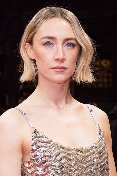 SAOIRSE RONAN - Bronx, Nova York,  12 de abril de 1994 -  Criada na Irlanda, filha de pais irlandeses, Saoirse começou a atuar em 2003, mas seu grande momento foi em Desejo e Reparação (2007), com indicação ao Oscar com apenas 13 anos. Outras atuações marcantes incluem Lady Bird (2017) e Adoráveis Mulheres (2019), pelos quais concorreu ao Oscar.
-Martin Kraft wikimedia commons 
