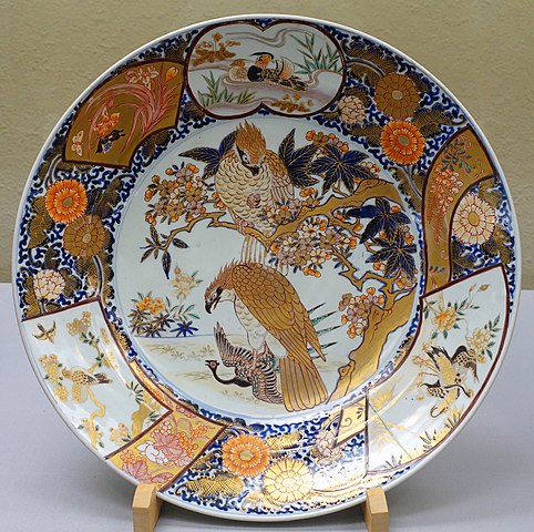 A sua popularidade aumentou durante um século, aproveitando o facto de a produção de porcelana chinesa ter sido paralisada pela guerra civil, até substituir a cerâmica Arita em meados do  século XVIII . 