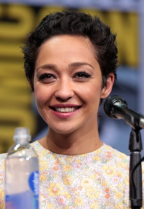 RUTH NEGGA - Addis Abeba, Etiópia, 7 de janeiro de 1982 -  Filha de mãe irlandesa e pai etíope, foi criada na Irlanda.  Começou carreira em 2004 e alcançou fama mundial com Loving (2016), que lhe rendeu indicação ao Oscar. Outro sucesso é Passing (2021), além de prêmios no circuito independente.
-Gage Skidmore wikimedia commons
