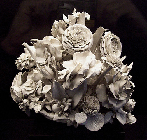 Artistas criam obras de arte modernas com porcelana, expandindo suas fronteiras como meio criativo. E o material também tem apelo sustentável. Novas técnicas minimizam impactos ambientais durante a produção de porcelana.
