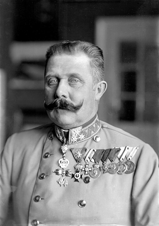 Arquiduque - Título usado pela nobreza austríaca.
Exemplo: Francisco Ferdinando, arquiduque cujo assassinato em 1914 iniciou a Primeira Guerra Mundial.