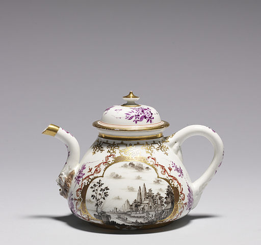 E veio a era Industrial na Inglaterra. Fábricas como Wedgwood modernizaram a produção, tornando a porcelana acessível à classe média europeia.
