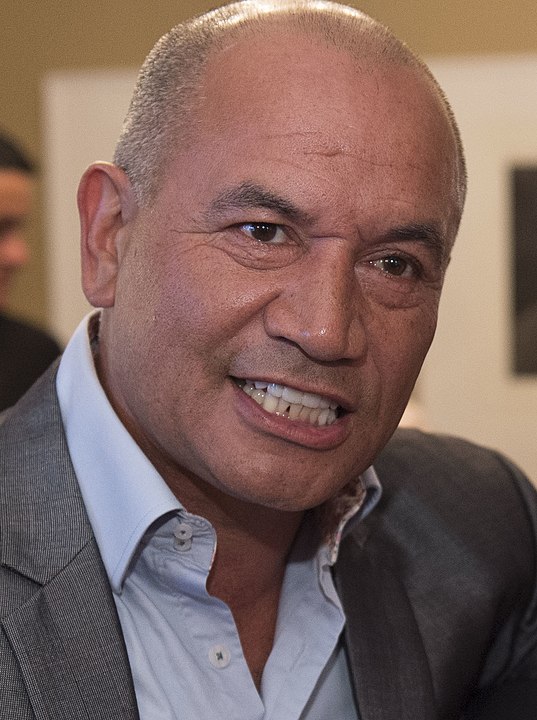 Temuera Morrison (Temuera Derek Morrison) - Nascido em 26 de dezembro de 1960 em Rotorua - Famoso por interpretar Jango Fett e Boba Fett em Star Wars, além de Aquaman. Ator de ascendência maori com carreira consolidada em Hollywood.
