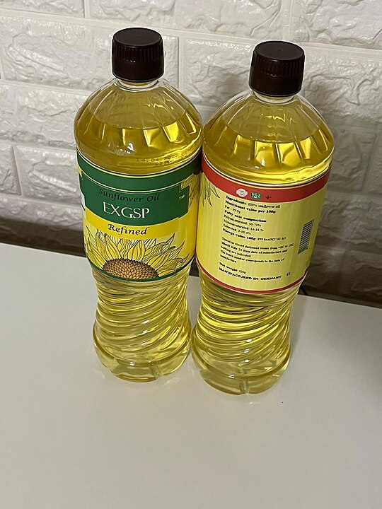 Óleo de Girassol - Rico em vitamina E e antioxidantes, contribui para a saúde da pele e do sistema imunológico. Seu sabor suave o torna ideal para frituras leves, refogados e assados. É resistente a altas temperaturas, mas deve ser usado com moderação.
