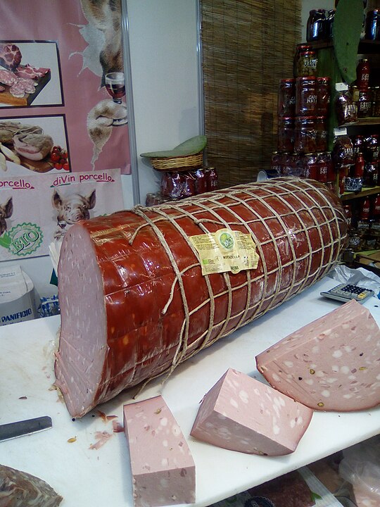 O nome "mortadela" vem do latim mortarium (almofariz), usado para triturar a carne, ou de "myrtatum," relacionado ao uso de mirto como tempero na antiguidade.