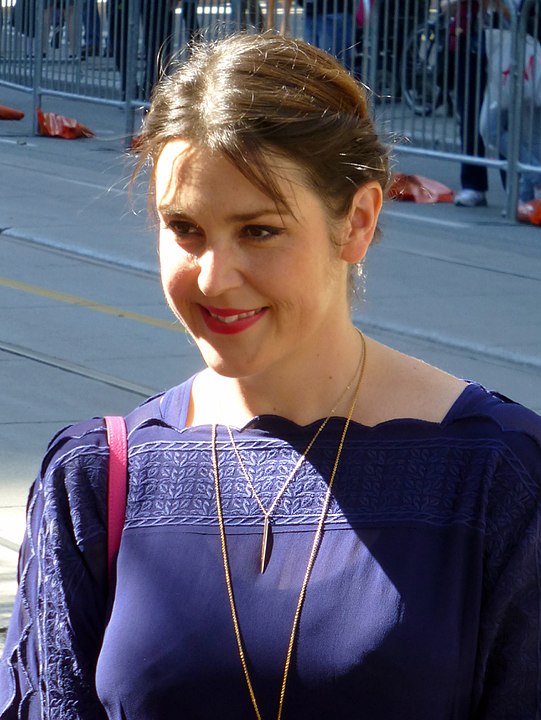 Melanie Lynskey (Melanie Jayne Lynskey) - Nascida em16 de maio de 1977 em New Plymouth - Estreou em Almas Gêmeas (1994) e fez sucesso em Dois Homens e Meio. Vencedora do Emmy por Yellowjackets, tem carreira sólida no cinema e na TV.
