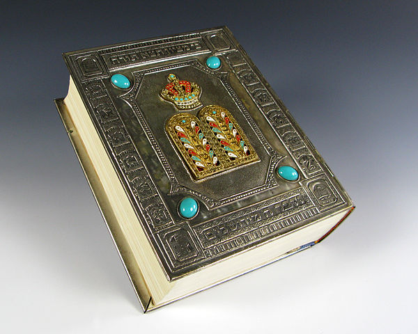 Existem Bíblias católicas, protestantes e judaicas, além de versões específicas para estudo, devocionais e infantis. Algumas são ilustradas,
