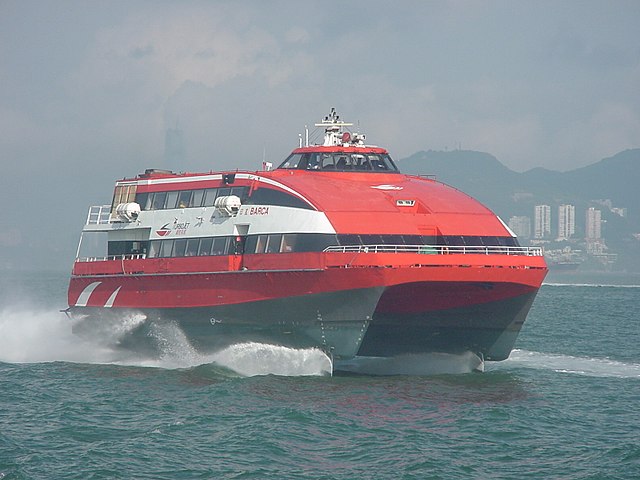 Catamarã - Tem dois cascos paralelos unidos por uma plataforma, sendo popular em diversas culturas costeiras. Originalmente usado por povos polinésios, hoje é adotado em competições e turismo. É conhecido pela estabilidade, velocidade e eficiência energética.
