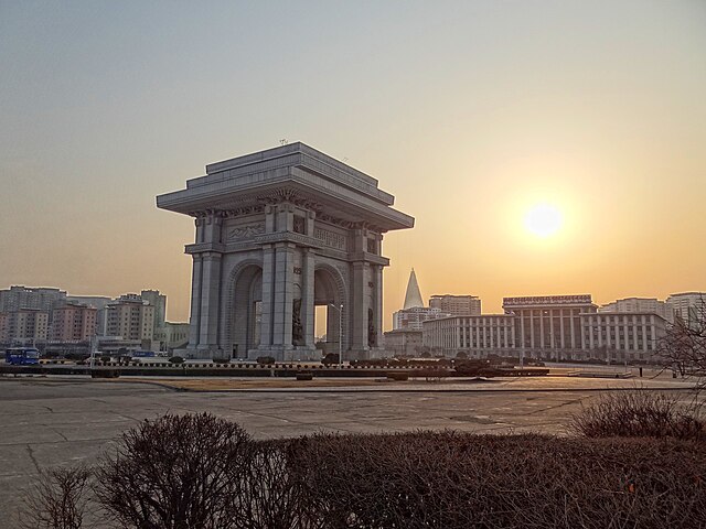 Arco do Triunfo da Coreia (Pyongyang, Coreia do Norte) - Concluído em 1982, é um dos maiores arcos triunfais do mundo, construído para comemorar a resistência coreana contra o Japão e os feitos de Kim Il-sung.
