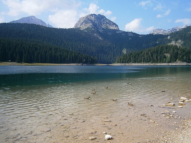 PARQUE NACIONAL DE DURMITOR – MONTENEGRO - Fundado em 1952 e Patrimônio Mundial desde 1980, conta com montanhas, lagos glaciais e o imponente Cânion do Rio Tara. É um dos melhores destinos de ecoturismo da região.
-Antidiskriminator -  wikimedia commons 