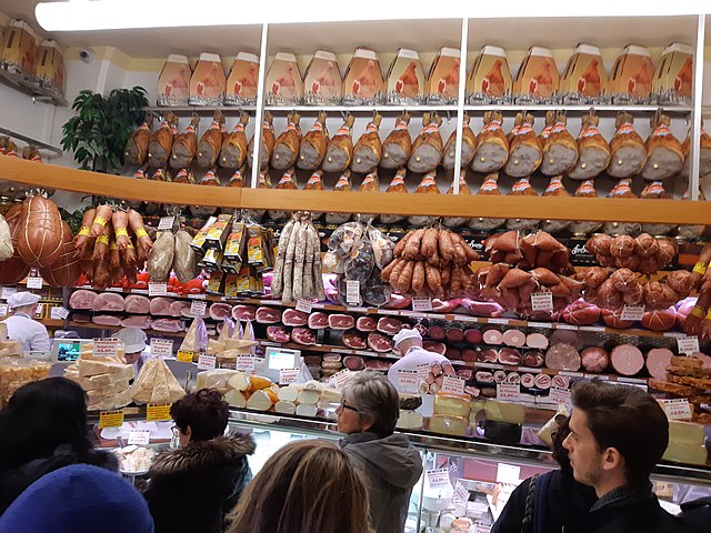 Em algumas regiões, pequenas fábricas artesanais de mortadela são fonte importante de renda e turismo gastronômico.
