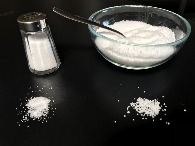 O sal kosher, ou sal grosso, é um sal comestível utilizado na culinária, especialmente em carnes, e que se caracteriza por não conter aditivos como iodo. Ele é mais grosso que o sal de mesa e, por essa razão, é mais fácil de manusear, principalmente ao salgar alimentos manualmente. 