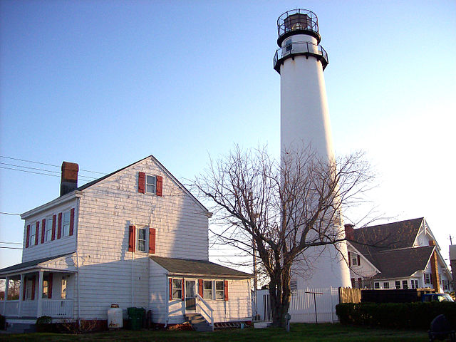 Fenwick Island, Delaware, EUA: Situada na costa leste dos EUA, Fenwick Island é um pequeno vilarejo com cerca de 400 habitantes. Algumas regiões estão 1 metro abaixo do nível do mar, enfrentando risco de inundações crescentes devido à elevação do nível do mar.

