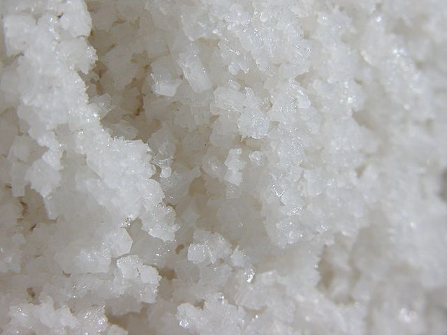Algumas marcas de sal kosher também têm certificação religiosa, mas esse aspecto não influencia suas propriedades nutricionais. Em termos de saúde, o sal kosher é semelhante ao sal de cozinha refinado, sendo composto principalmente por cloreto de sódio e sem aditivos como flúor e dextrose, presentes em outros tipos de sal.