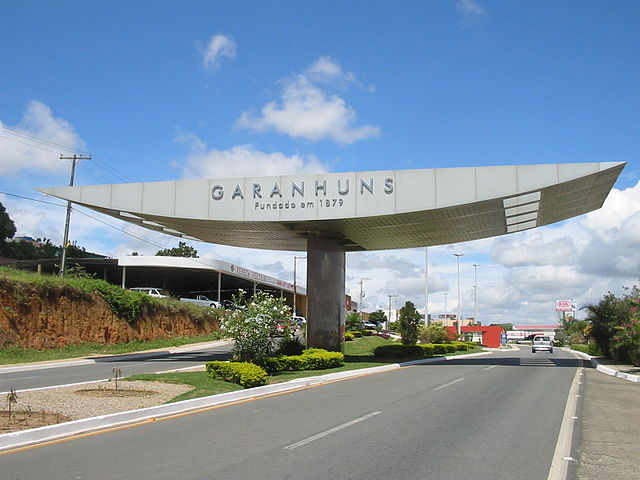 A cidade de Garanhus, no agreste de Pernambuco, também tem um pórtico. A cidade fica a 230 quilômetros da capital pernambucana, Recife.
