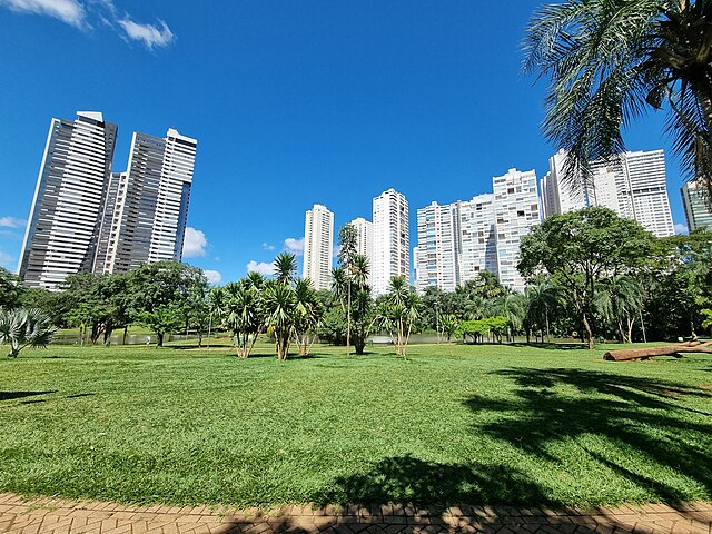Parque Flamboyant: Inaugurado em 2007, o Parque Flamboyant é uma das áreas verdes mais populares de Goiânia, localizada no setor Jardim Goiás. O espaço oferece pistas de caminhada, ciclismo, dois lagos artificiais e jardins floridos. Com uma média de 5 mil visitantes semanais, é destino ideal para relaxar e praticar exercícios ao ar livre.-Fronteira  wikimedia commons