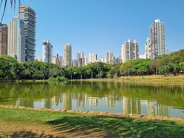 Parque Vaca Brava: Inaugurado em 1996 no setor Bueno, é famoso pelo seu lago central e pela pista para corrida e caminhadas. O local recebe em média 8 mil pessoas aos finais de semana e é um ponto de encontro para esportistas e famílias. Nos arredores, há bares e restaurantes que tornam a região ainda mais movimentada.-Fronteira  wikimedia commons